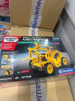 La boîte est remplie de jouets de construction en vente dans le magasin.