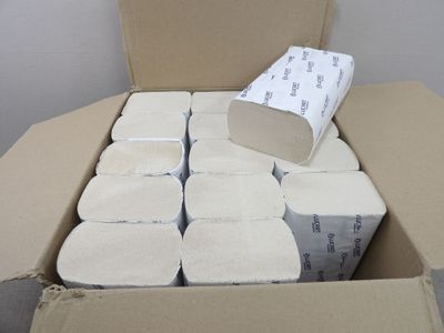 plusieurs rouleaux de papier toilette dans une boîte en carton