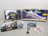 Les jouets Star Wars sont exposés sur la table.