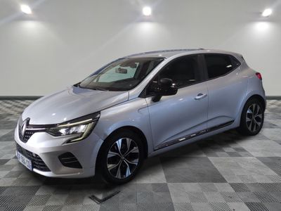 une voiture argentée garée sur le sol en damier d'un garage