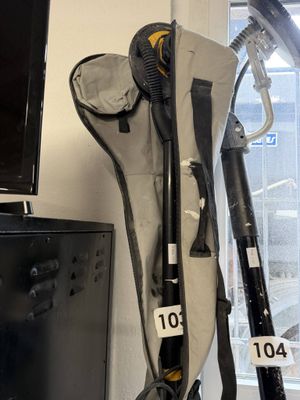 une photo montrant un porte-skis et des bâtons de ski dans une pièce