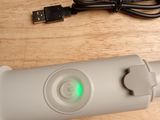 une télécommande Wii et un chargeur posés sur une table