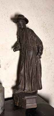 une statue représentant un homme debout à côté d'une statue représentant une femme