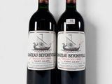 deux bouteilles de vin rouge posées l'une à côté de l'autre sur une surface blanche