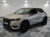 vue de face d'un SUV blanc garé dans un garage