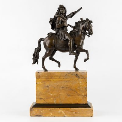 une statue en bronze représentant un homme à cheval, posée sur un socle en marbre