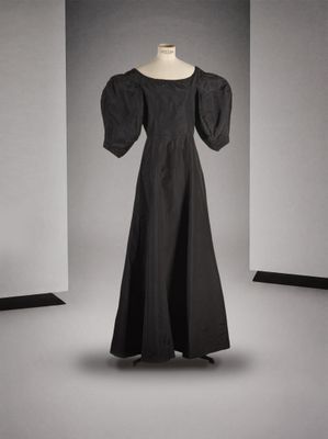 une robe noire à manches bouffantes sur un mannequin