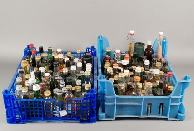 plusieurs bouteilles d'alcool dans une caisse bleue