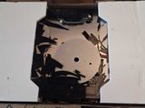 une photo d'une horloge qui se trouve dans une boîte