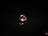 un diamant rose dans l'obscurité