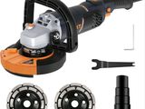 un gros plan d'une machine équipée d'outils sur fond blanc