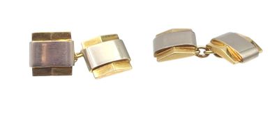 trois boutons de manchette en or et en argent sur fond blanc