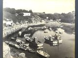 une photo d'une photo représentant un port avec des bateaux
