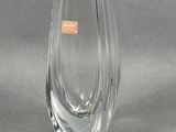 Le vase en verre est vide et prêt à servir de vase.