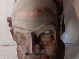 un vieux masque en bois sur fond blanc