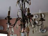 un lustre suspendu au plafond d'une pièce