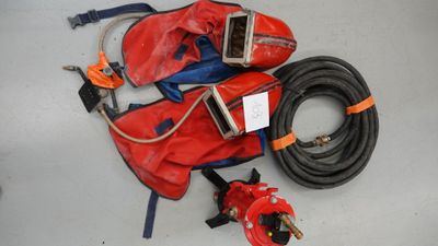 un sac rouge avec un tuyau et un sac rouge avec un tuyau et un sac rouge avec un tuyau et un sac rouge avec un sac rouge avec un