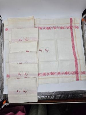 un morceau de tissu dans une valise à rayures rouges