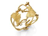 un gros plan d'une bague en or ornée de feuilles