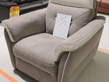 un fauteuil inclinable posé à même le sol dans un magasin