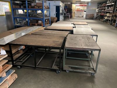 de nombreuses tables disposées au milieu d'une pièce