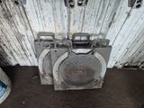 une photo de toilettes sales dans une pièce sale