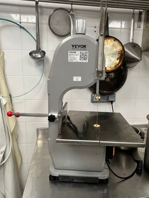 une machine posée sur le comptoir d'une cuisine