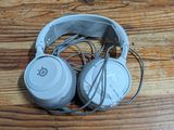un casque posé sur une table en bois