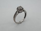 gros plan d'une bague en diamant sur une surface blanche