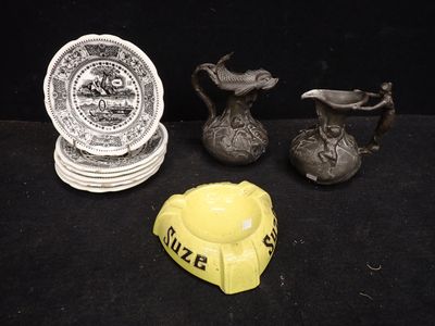 Plusieurs types d'objets décoratifs sont disposés sur une surface noire