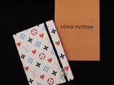 un carnet Louis Vuitton orné d'un motif de cœurs et d'étoiles