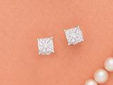 un gros plan sur un collier de perles et deux paires de boucles d'oreilles