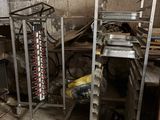 deux étagères métalliques placées l'une à côté de l'autre dans une pièce