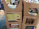 des cartons empilés les uns sur les autres sur une table