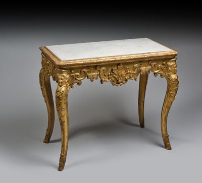 Console en bois doré, mouluré et finement sculpté d'un décor… - Photo 1