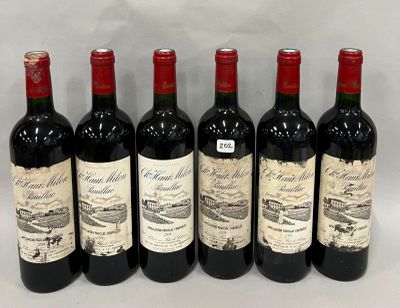 six bouteilles de vin sont alignées sur une table