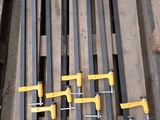 de nombreuses pièces de bois posées sur une palette