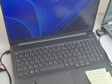 deux ordinateurs portables posés sur une table