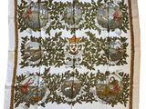 un gros plan sur une nappe blanche ornée d'une image représentant un arbre