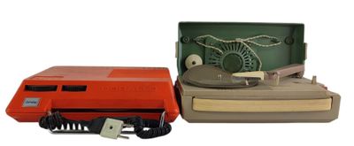 un tourne-disque à l'ancienne à côté d'un autre tourne-disque à l'ancienne