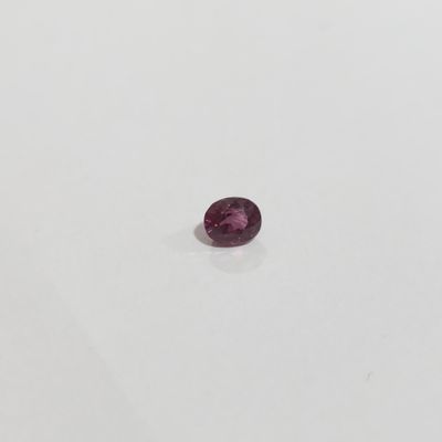un saphir violet sur un fond blanc