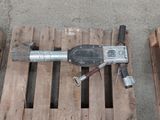 des palettes en bois sur lesquelles sont posés des outils