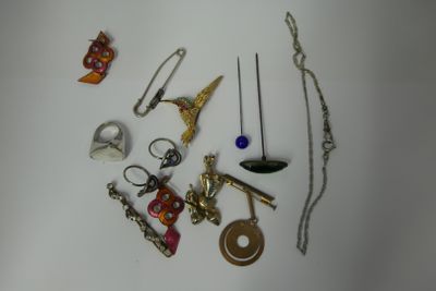 Lot de bijoux fantaisie : épingles, broches, bagues et boucl…