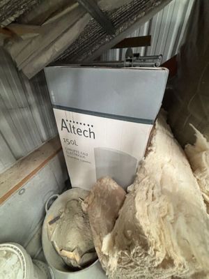 une boîte de pâte posée sur une pile d'autres pâtes
