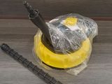 un sac en plastique posé par terre, contenant un objet jaune