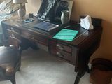 un bureau avec une chaise et un miroir dans une pièce