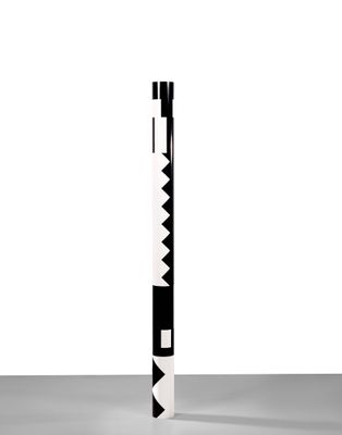 une photo en noir et blanc d'un poteau orné d'un motif en noir et blanc