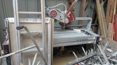 une machine qui se trouve au milieu d'un tas de bois