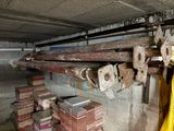 un tas de tuyaux qui se trouvent dans une pièce