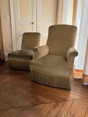 Bergère et chauffeuse à piètement en bois noirci, les pieds …
